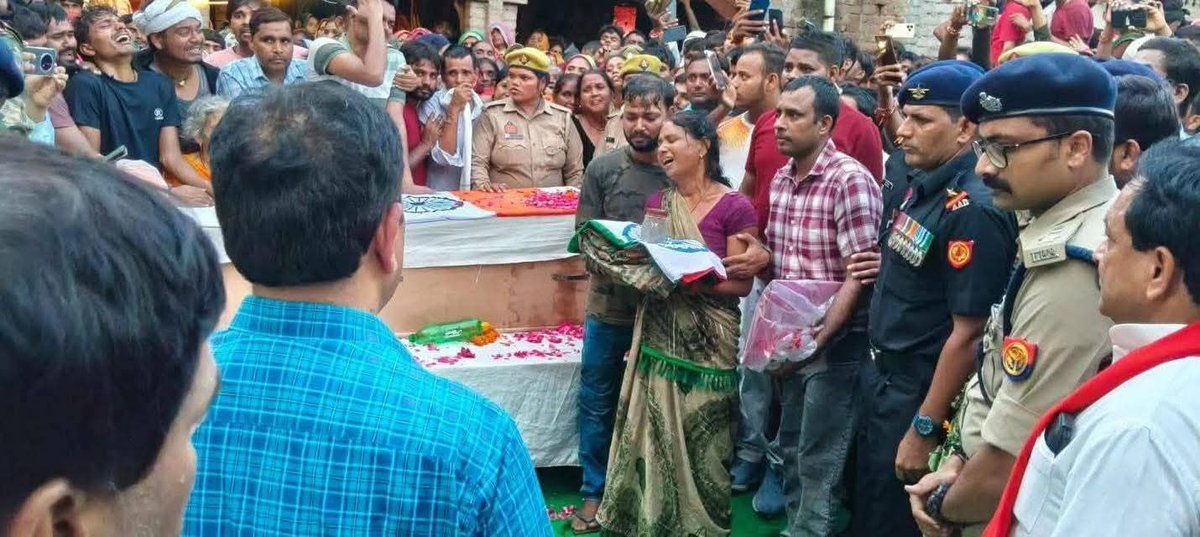 7417140477's tweet photo. शत शत नमन...🙏
वीर मोहित कुशवाहा जी, ग्राम जमौली, जिला औरैया की शहादत ने मन को गहरा दुःख पहुंचाया है। सियाचीन ग्लेशियर पर उनकी वीरता और बलिदान को कभी भुलाया नहीं जा सकता। ईश्वर से प्रार्थना है कि उनके परिवार को इस दुःख को सहन करने की शक्ति दें और उनकी आत्मा को शांति प्रदान करें। https://t.co/Ctp6pMNGyf
