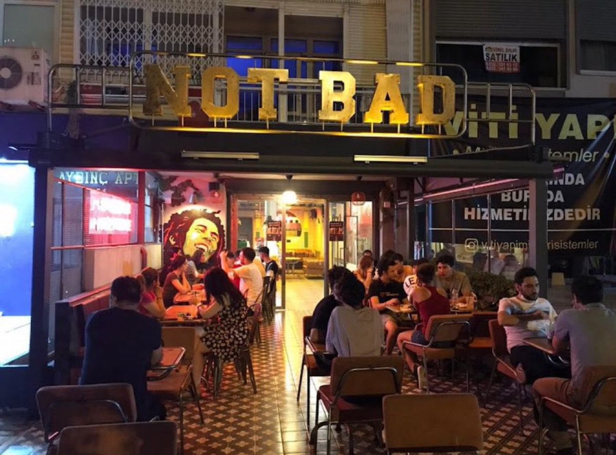 İzmir Üçyol'da “Not Bad” isimli kafe, Amedspor formalı şahısları içeri almadığı için Kürtçülerce boykot listesine eklendi.

Vatansever vatandaşlar bunun üzerine mekana akın etti.