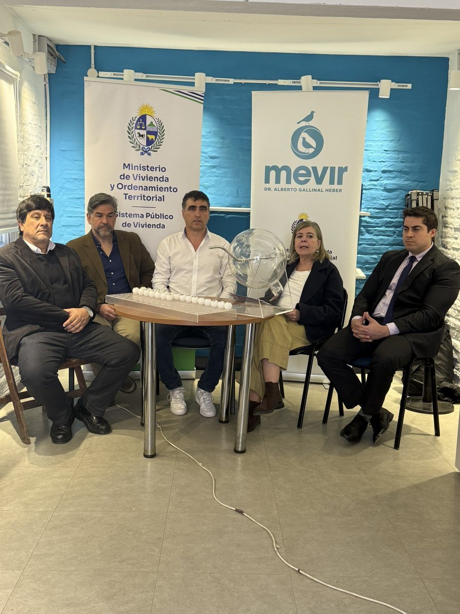 En nuestro stand de la Expo Prado 2025 se realizó el 𝘀𝗼𝗿𝘁𝗲𝗼 𝗱𝗲 𝗿𝗲𝗮𝗱𝗷𝘂𝗱𝗶𝗰𝗮𝗰𝗶𝗼́𝗻 de viviendas en las localidades de 𝗥𝗲𝗯𝗼𝗹𝗲𝗱𝗼, 𝗙𝗹𝗼𝗿𝗶𝗱𝗮, y 𝗟𝗮 𝗣𝗮𝗹𝗼𝗺𝗮, 𝗗𝘂𝗿𝗮𝘇𝗻𝗼

 ⚠️ Se trata de uno de los principales ejes del quinquenio. Recuperar las