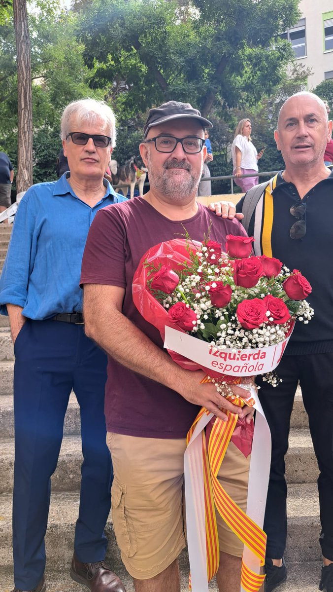 Hoy, compañeros de nuestra territorial en Cataluña se han acercado al monumento a Salvador Allende para rendir homenaje y conmemorar el 52º aniversario de su fallecimiento.

Allende, presidente de la República de Chile, trató de construir un socialismo democrático en su país