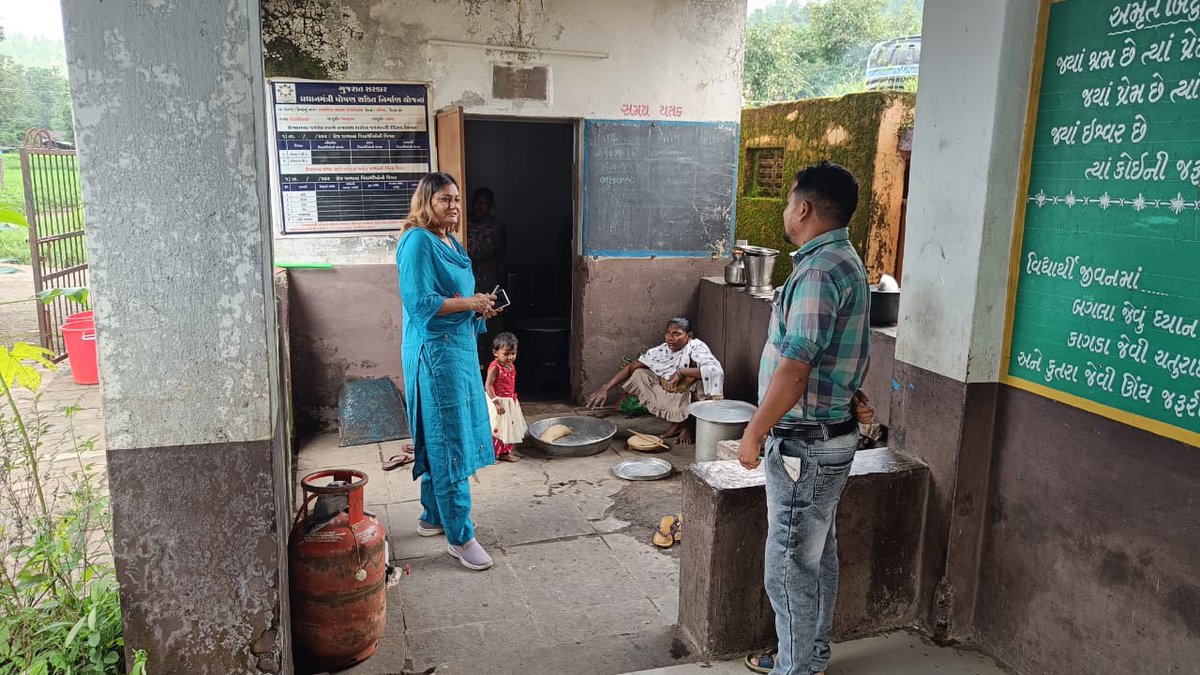 આજરોજ આહવા તાલુકાની કોસંબિયા ગામની શાળા અને મધ્યાહન ભોજન કેન્દ્રની મુલાકાત કરી, રાશન જથ્થાની ગુણવત્તા ચકાસી, બાળકોને નિયમિત નિયત મેનુ મુજબ સ્વચ્છ ભોજન મળે તે સુનિશ્ચિત કરવા જરૂરી સૂચન કર્યા.