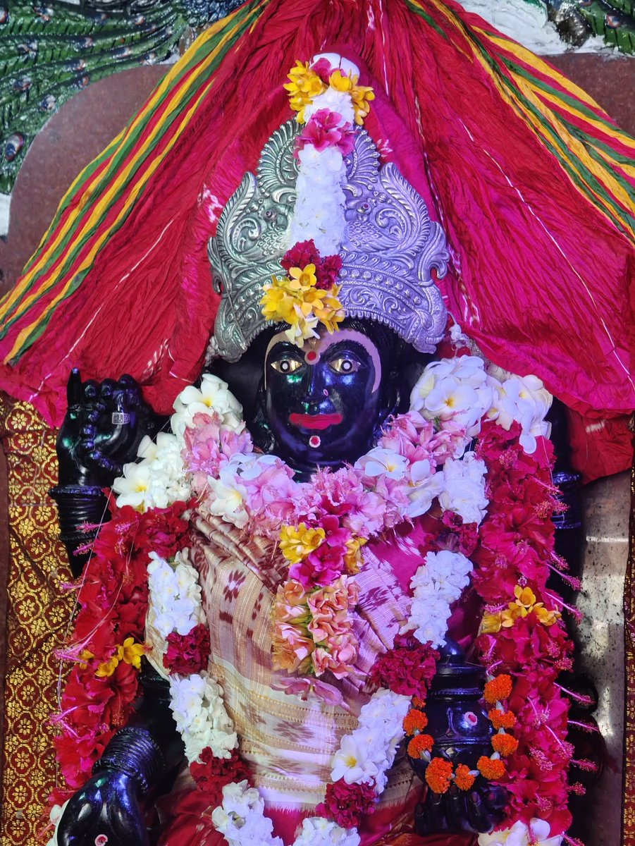 उस अचिन्त्य अनंत अग्राह्य अलक्षण अव्यपदेश्य तत्त्व का सगुण साकार विग्रहरूप में इसीलिए प्राकट्य है कि किसी भाव से लोगों की उसमें प्रीति हो और उनका कल्याण हो ।

~ धर्मसम्राट 🙇🏻