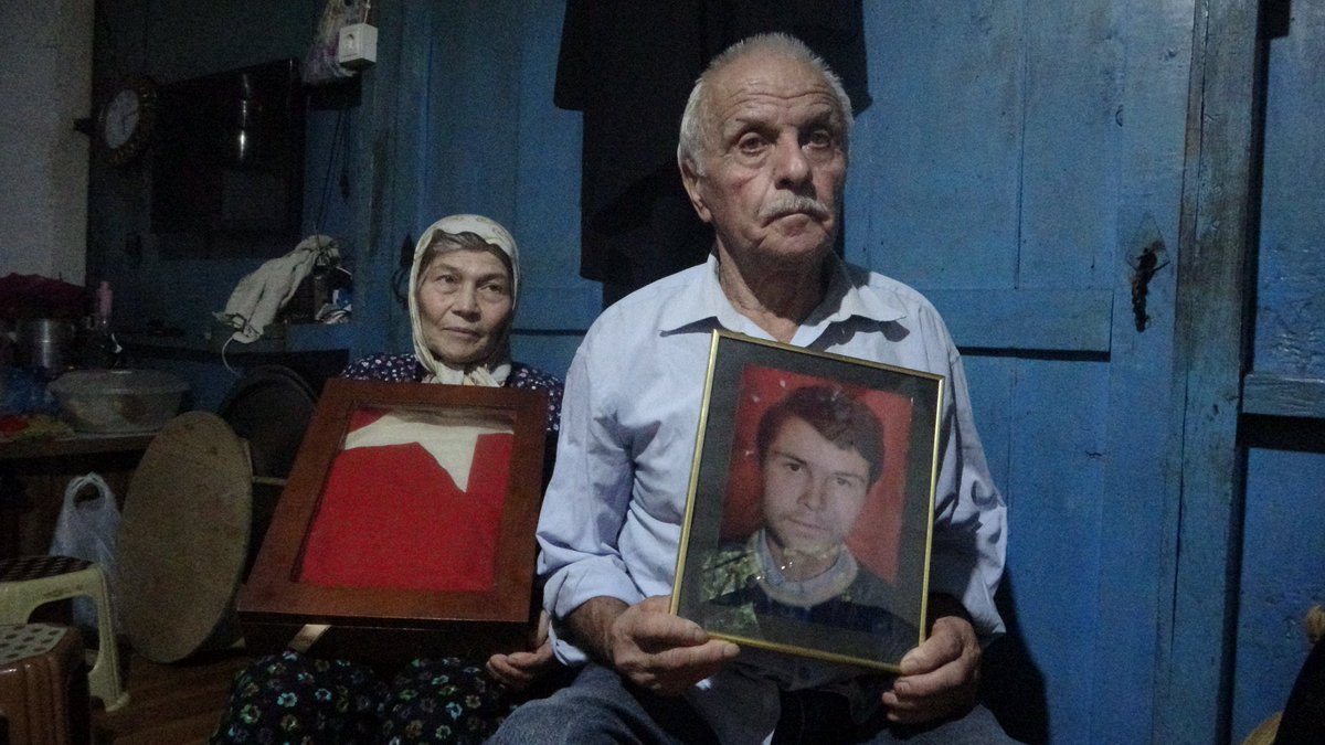 1994 yılında şehit düşen Piyade Komando Er Asım Türk'ün anne ve babası, oğullarının mezarına yakın olduğu için çatısı naylonla kaplı bir evde yaşıyor. Şehidin babası Harun Türk: 

"Oğlum rüyalarıma girip 'baba beni bırakma' diye sesleniyor. 

Oğlumun mezarını bırakıp nereye