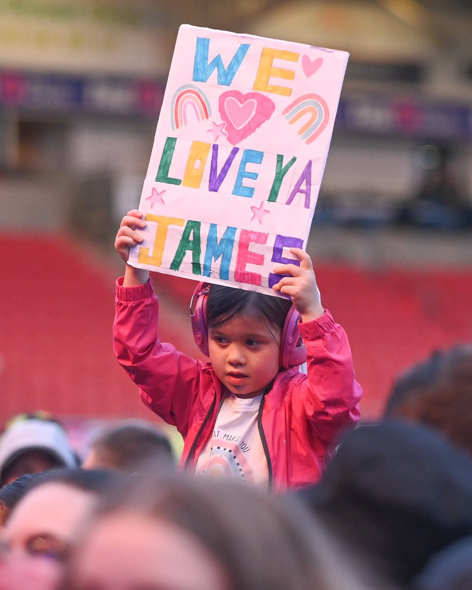 Family vibes, handmade signs, and pure joy in the crowd – DonnyFest hits different ❤️

#DonnyFest2025