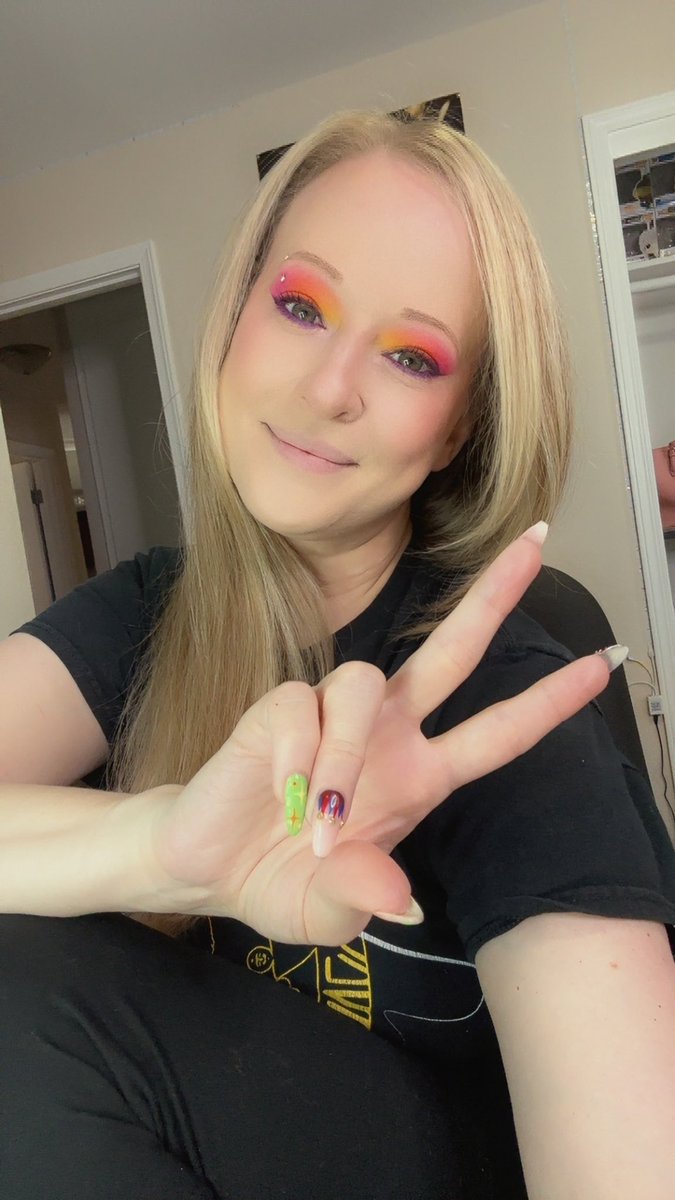 Happy Thursday!

I’m live now on #Twitch playing some #CallofDutyBlackOps6! Will probably be on for about an hour or so, so drop by, hang out &amp; chill with us! 

twitch.tv/xo_sweet_pea_ox