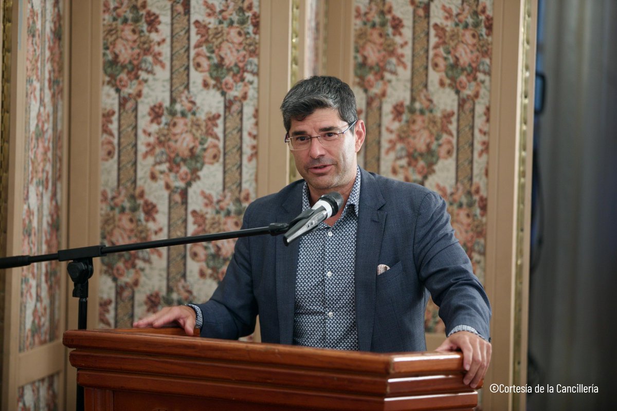 El ministro Danilo Palacios fue el encargado de firmar la carta de compromiso. Estuvo presente la canciller, Gabriela Sommerfeld, y el director ejecutivo de la Fundación de la Alianza de Bioeconomía Circular, Marc Palahí, creada por el rey británico Carlos III.