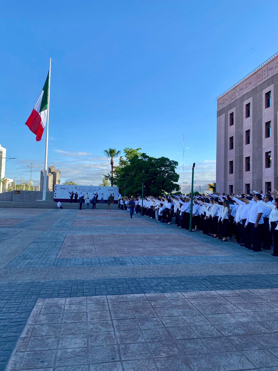 CCLSonora's tweet photo. Hoy rendimos Honores a la Bandera por el mes patrio 🇲🇽 junto a la directora del ISJ, Rebeca Valenzuela Álvarez; el secretario del Trabajo, David Soto Alday; la 4/a Zona Militar y alumnos de la Secundaria Gral. #7.

#CCLSON #SeguimosTransformando https://t.co/CJDQ7q885N