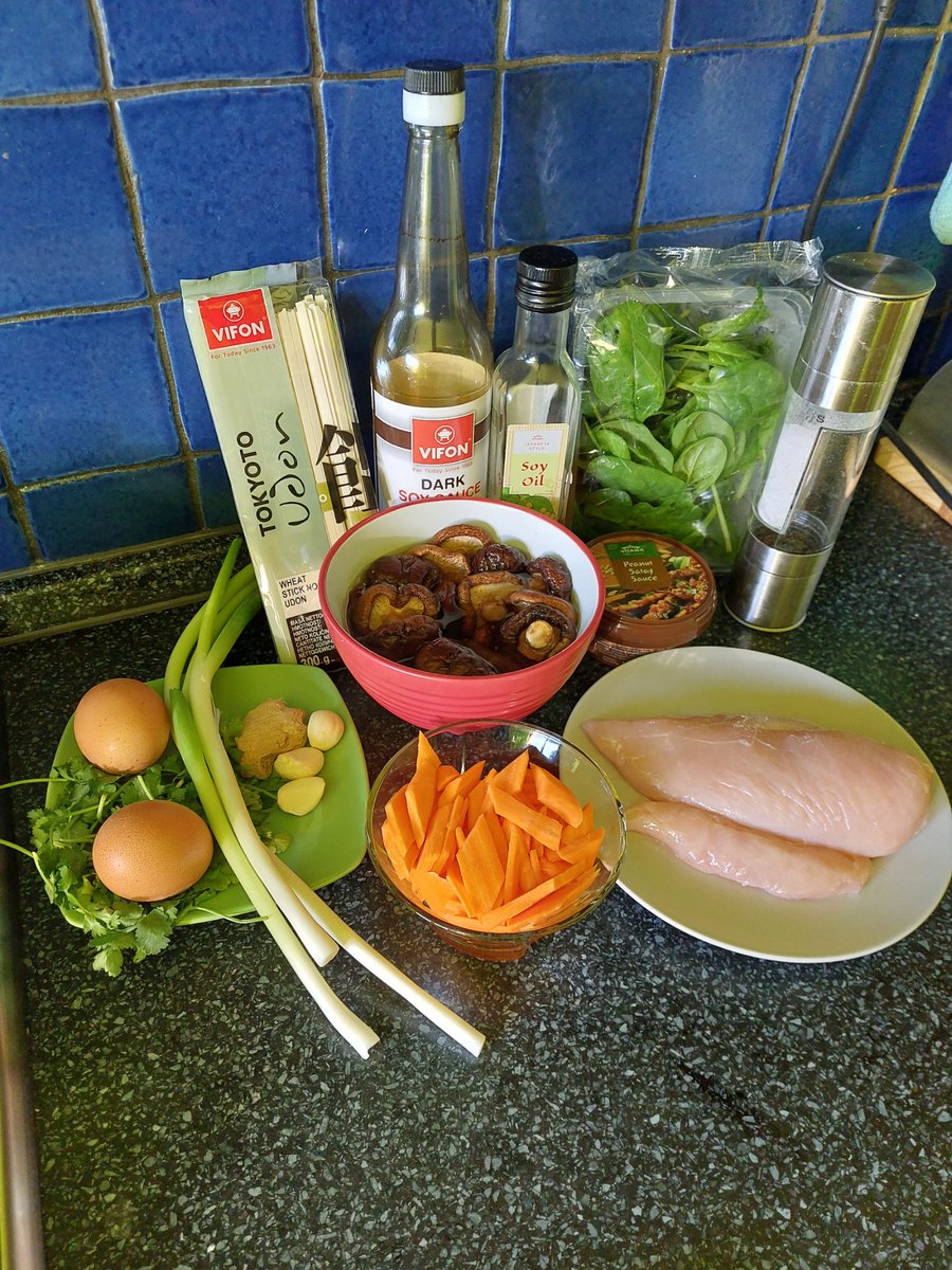 M_B_art's tweet photo. #ramen #chickenmeat #shitakemushrooms #ginger #garlic #peanutpaste #soybeanoil #soysauce #vegetablestock #dashi #carrots #udonnoodles #springonions #spinach #coriander #boiledeggs #salt #pepper #gochugaru #tasteofasia #ilikecooking https://t.co/A0DhoWCtfQ