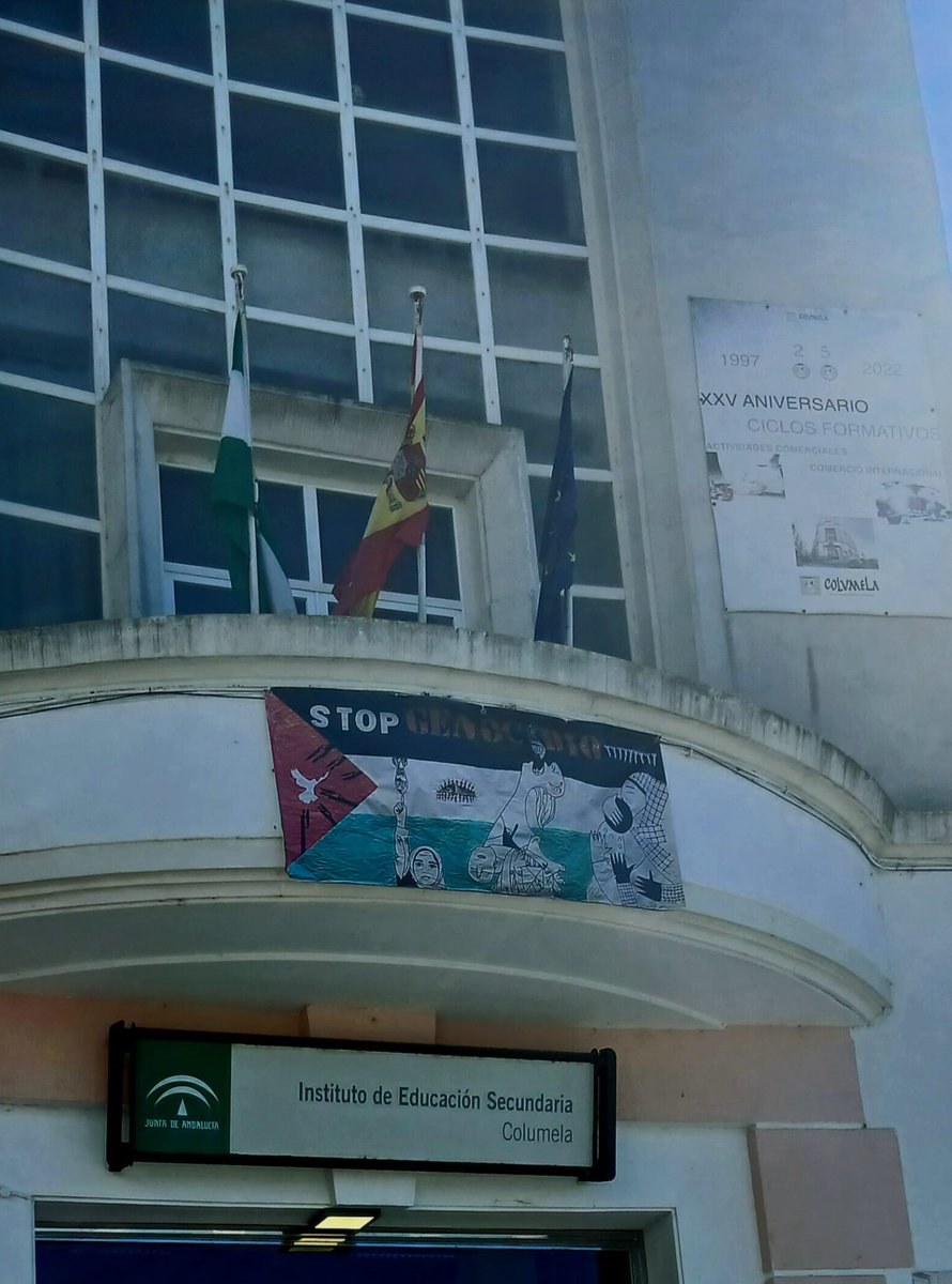 El Instituto Columela de Cádiz cumple con lo que ya anunció esta mañana a <a href="/el_pais/">EL PAÍS</a> y donde estaban las banderas de Palestina y Ucrania ahora luce una pancarta con el lema "Stop genocidio" (foto: IES Columela) elpais.com/espana/2025-09…