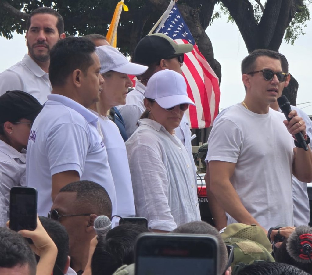 geovanni_atari's tweet photo. 🚨 #URGENTEu
Una imagen vale más que mil palabras

@DanielNoboaOk junto a sus ministros  durante sus casi 2 minutos de discurso, eso sí bajo su verdadera bandera .
(Sin Photoshop ni IA, la simple verdad)
#11Septiembre #ContraMarcha https://t.co/97lyLgnDDG