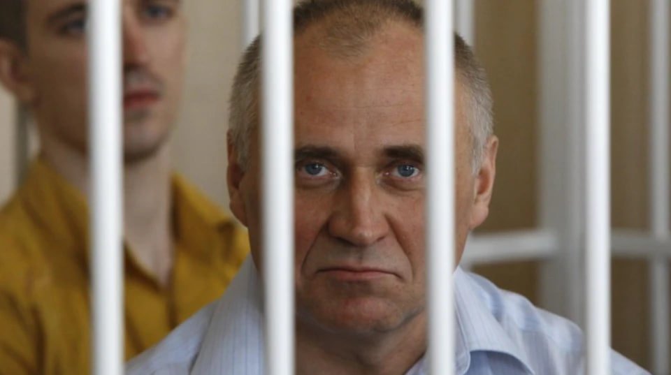 Статкевіч сказаў, што хоча знаходзіцца са сваім народам у любых умовах

Ён настроены вельмі рашуча, разумее сваю ролю і гатовы адыграць яе да канца. Выйсці ён збіраецца толькі тады, калі Беларусь будзе вольная ад Лукашэнкі, а цяпер хоча знаходзіцца са сваім народам у любых умовах