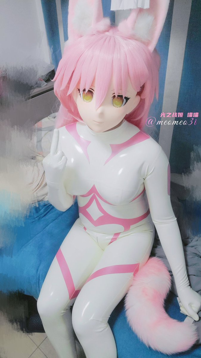 🖕
(拍照的時候計時器掉了 不知道給什麼姿勢 就這樣吧)
#男の娘 #着ぐるみ #kigurimi #LatexCosplay