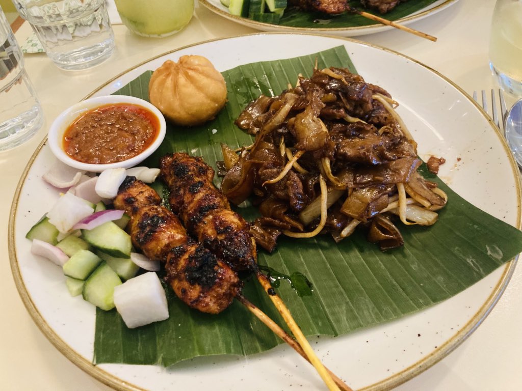 booksandwine76's tweet image. Pre-theatre catch-up #Singapulah #Soho #friedchillicrabbao #chargrilledchickensatay #drybeefhorfun #firecrackermargarita