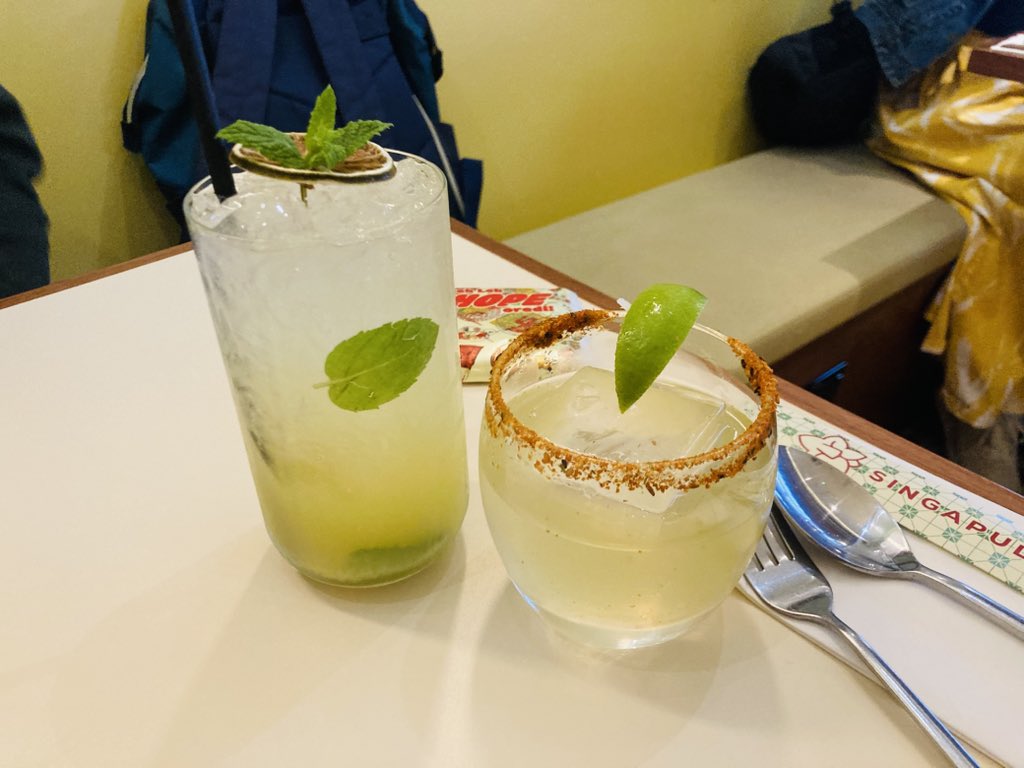 booksandwine76's tweet image. Pre-theatre catch-up #Singapulah #Soho #friedchillicrabbao #chargrilledchickensatay #drybeefhorfun #firecrackermargarita