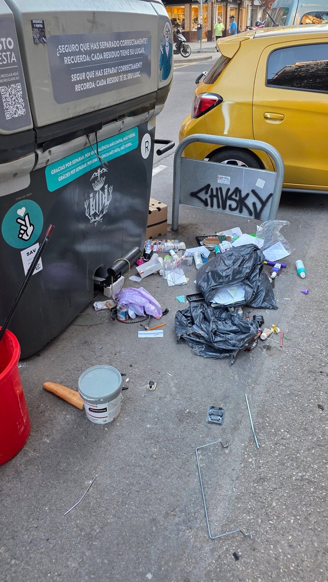 JVQuevedo's tweet photo. @AjuntamentVLC Ir a tirar la basura con tus hijos pequeños y encontrarte todo por el suelo, teniendo que ir con cuidado de no clavarte o en rajarte algo es inadmisible.  Entiendo que la gente rebusque porque no tienen otro sustento,  pero el respeto debería prevalecer. https://t.co/g1GD2W125s