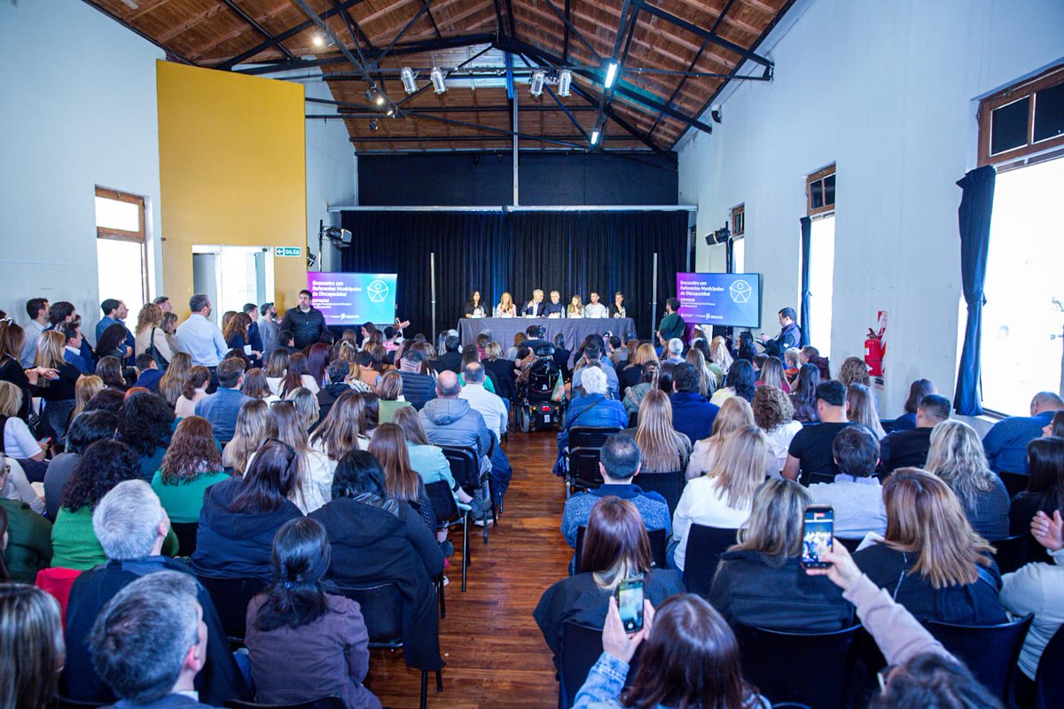 Junto a <a href="/Julio_Alak/">Julio Alak</a>, <a href="/BMeglia/">Bernarda Meglia</a> y <a href="/vtolosapaz/">Victoria Tolosa Paz</a> encabezamos en La Plata un encuentro con organizaciones de la comunidad y autoridades de áreas de discapacidad de los 135 municipios de la Provincia.

En este contexto de ajuste y persecución a quienes viven con alguna discapacidad,