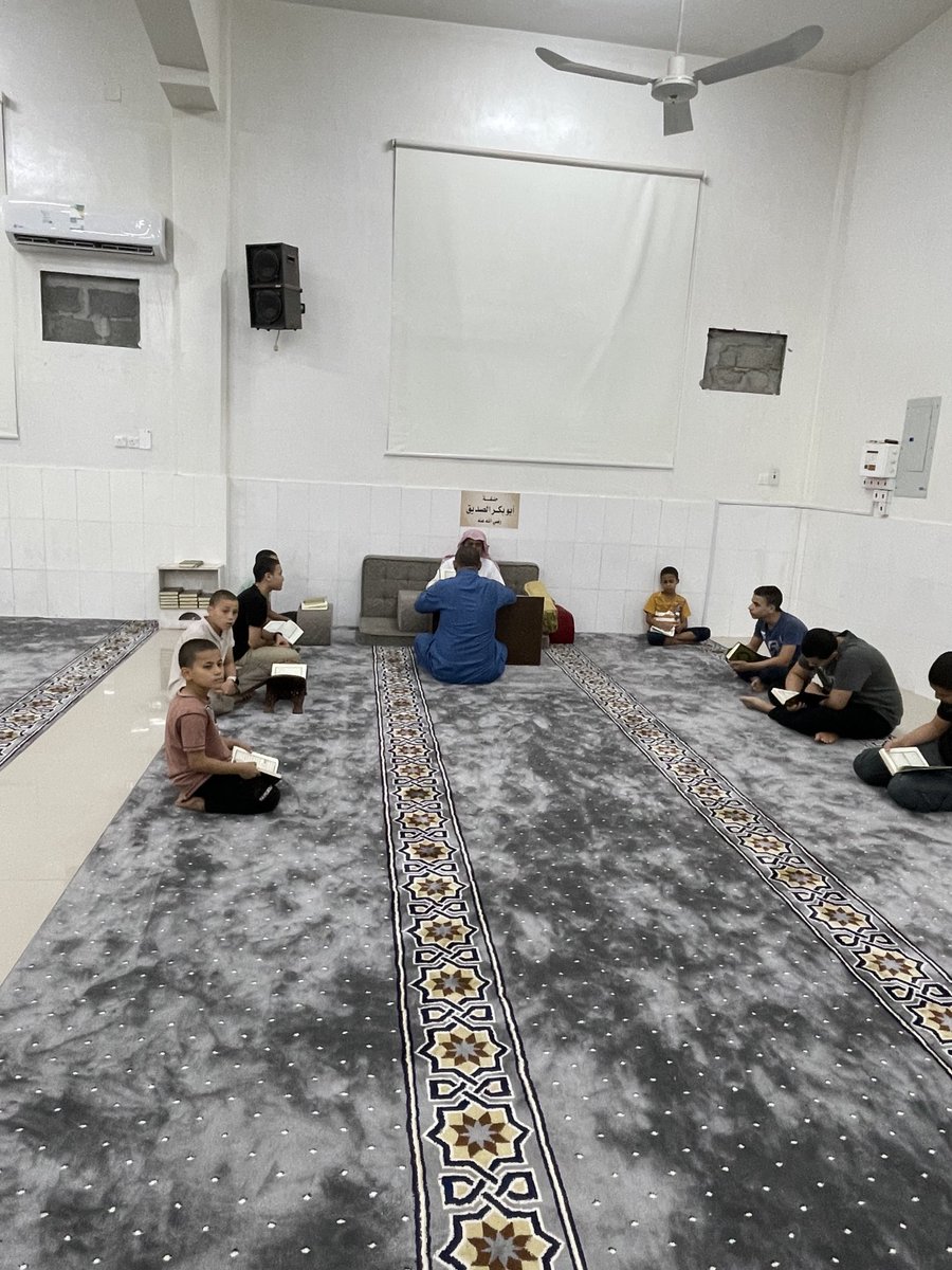 في مسجد أم سلطان غفر الله لها حلقة تعلم وحفظ كتاب الله عز وجل وتواجد مشرف وبكثافة لأبناء الاحبة المصرين وغياب تام لعيالنا مع الاسف الشديد وينكم ياشباب الحارة عن هذه المجالس المباركة ؟؟؟؟فخيركم من تعلم القرآن وعلمه