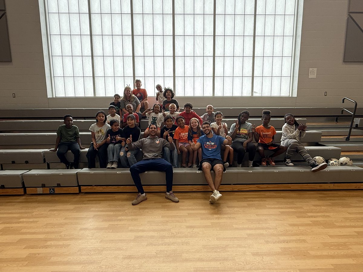 fcsdcentral's tweet image. Central students are having another great day with Coach Manu and Coach Igor from FC Cincinnati! 💙🧡 @fccincinnati