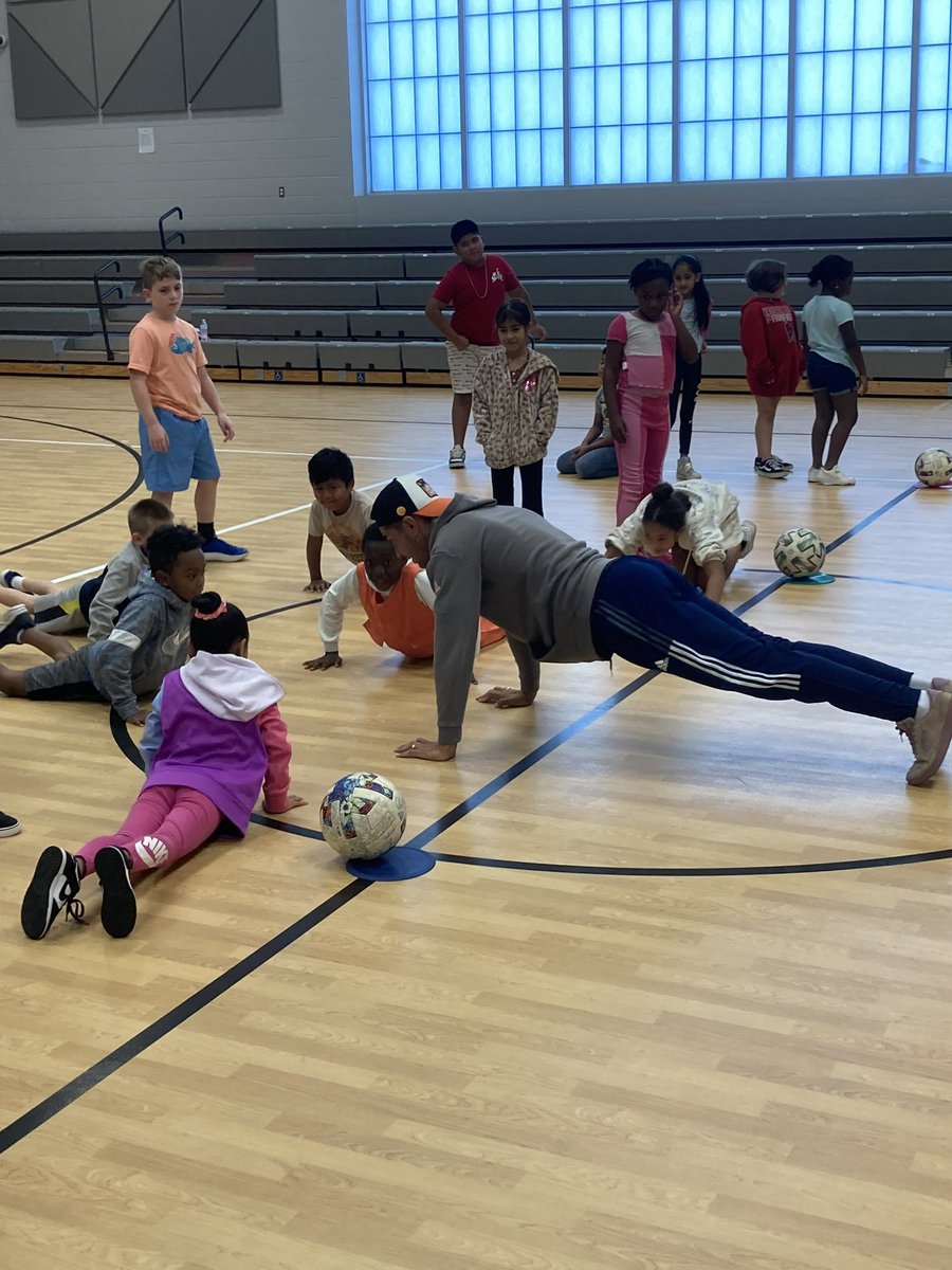 fcsdcentral's tweet image. Central students are having another great day with Coach Manu and Coach Igor from FC Cincinnati! 💙🧡 @fccincinnati