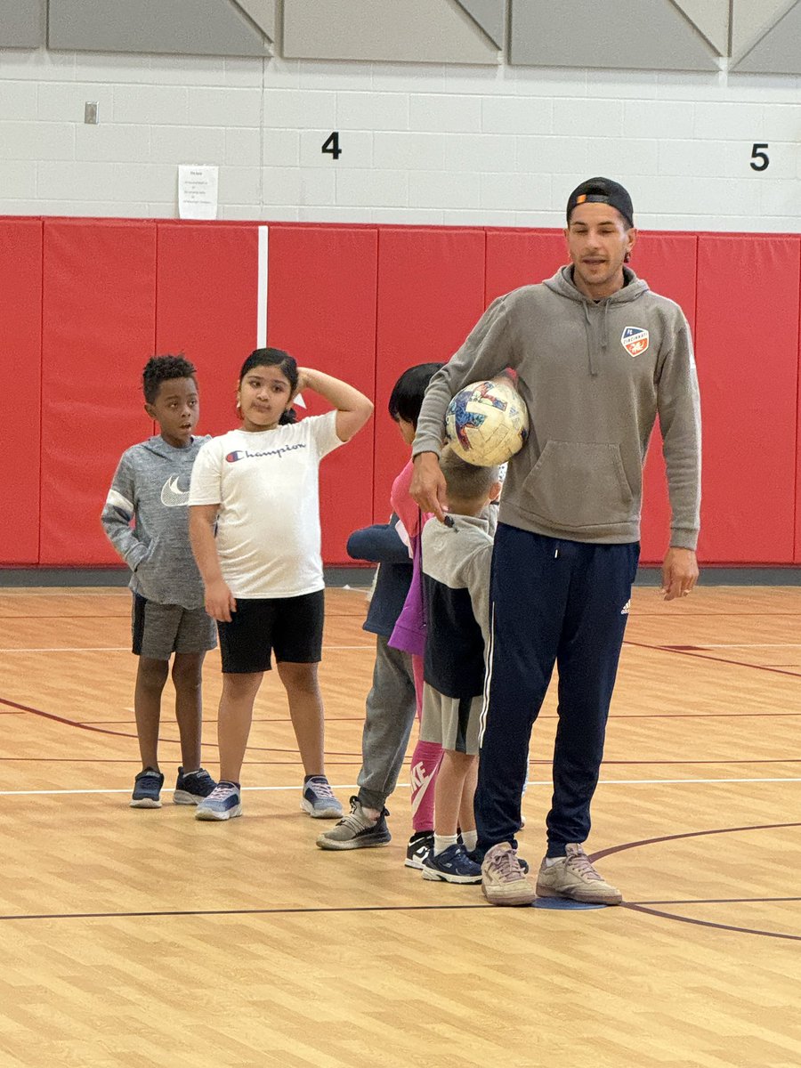 fcsdcentral's tweet image. Central students are having another great day with Coach Manu and Coach Igor from FC Cincinnati! 💙🧡 @fccincinnati