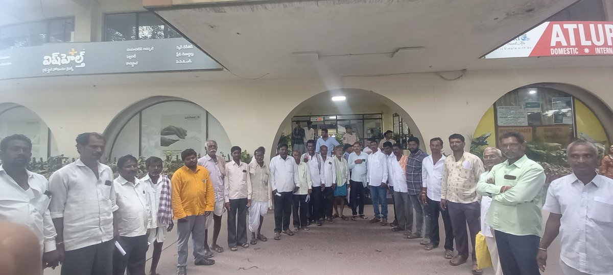 malige_nikhil's tweet photo. From Theratpally village, Ghattuppal (Nalgonda), we joined the RRR protest at HMDA Commissioner Office &amp; submitted a petition opposing the alignment. With the slogan “RRR వద్ధురా, వ్యవసాయం ముద్దురా”, we fight to protect our lands &amp; livelihoods. ✊🌾
@revanth_anumula
#RRRProtest https://t.co/81omK7pxCG
