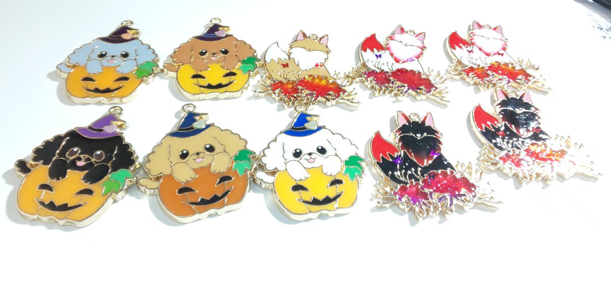 小さいシャカシャカ。
にゃんだらけで肉球チャームがもらえるくじ引きをやろうと思ってるんだけど、当たりはこれももらえる、っていうのをやりたい。

あとコーティング前だけど、猫フェス（しっぽフェス）@上越用のキーホルダー予定の枠。

あとは時間内に何作れるかな…。