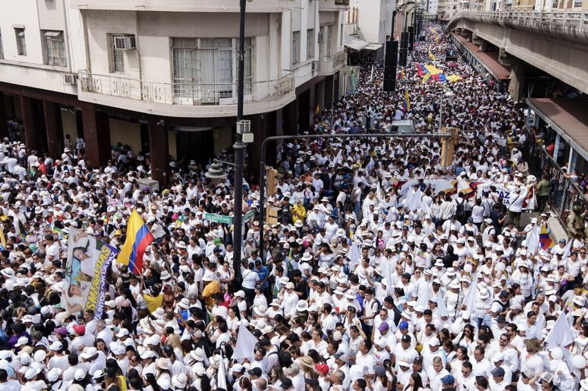 Gracias a las miles de personas que nos sumamos en esta marcha que representó la unidad nacional: Ecuador 🇪🇨 es uno solo, mirando al futuro con esperanza.

#EcuadorPorLaPaz
#EcuadorPorLaJusticia