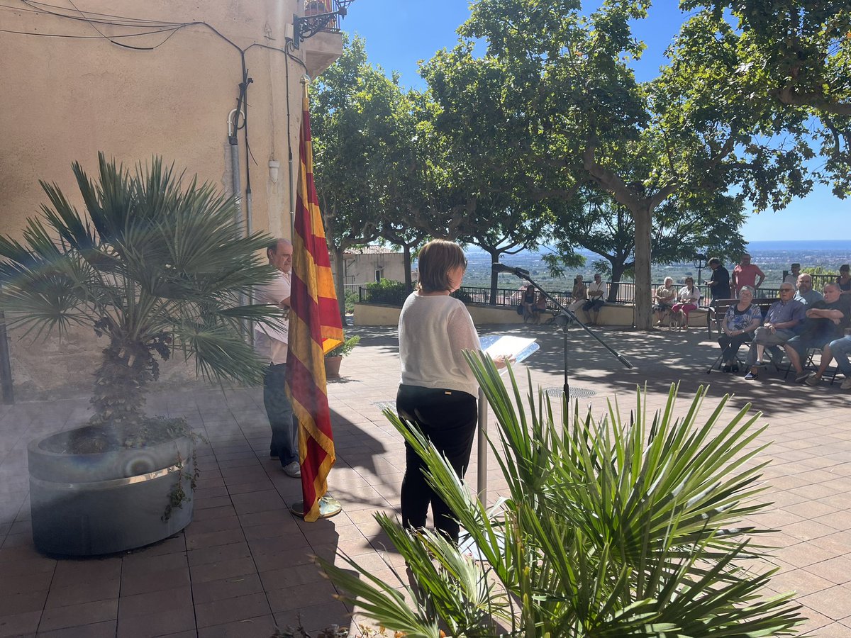 L’alcalde d’Almoster, Josep Llonch, ha presidit l’acte institucional que l’Ajuntament d’Almoster ha organitzat amb motiu de la celebració de la Diada Nacional de Catalunya celebrada a la plaça de l’Ajuntament.