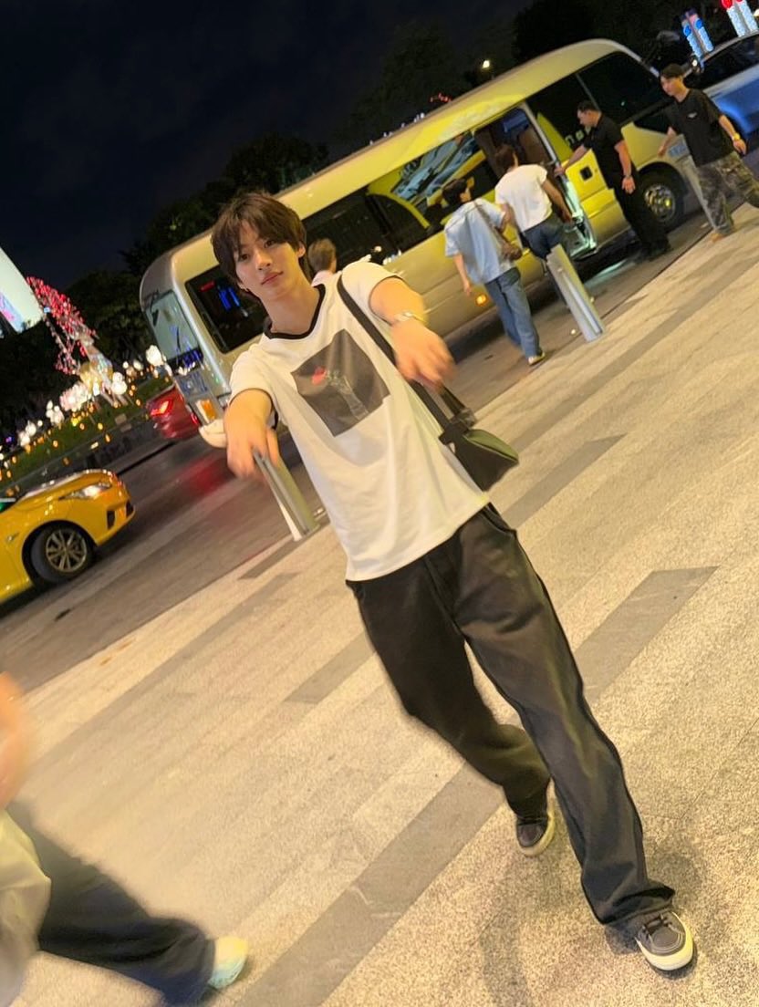 Wandering around… but thinking of you all the time ㅎㅎ good night~ 🌃