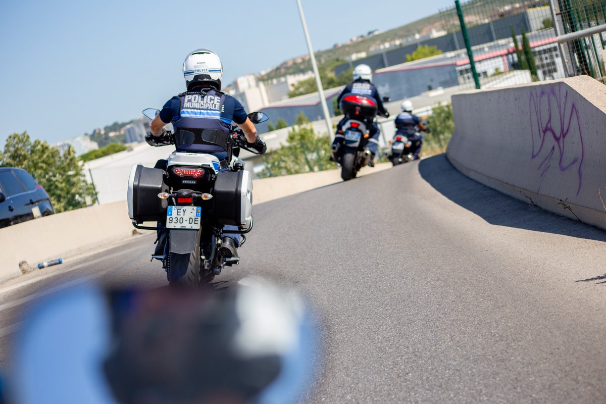 PMMarseille's tweet photo. 🚨 Madrague-Ville : une mère &amp; son bébé percutés par un véhicule en fuite.
👉🏼 Alertée par la @PoliceNat13 &amp; grâce au signalement d’un témoin, la brigade motorisée de la PM, appuyée par le CSU, a permis l’interpellation rapide du conducteur présumé🙏🏼 Aucun blessé grave à déplorer https://t.co/9Od7Fo4iHX