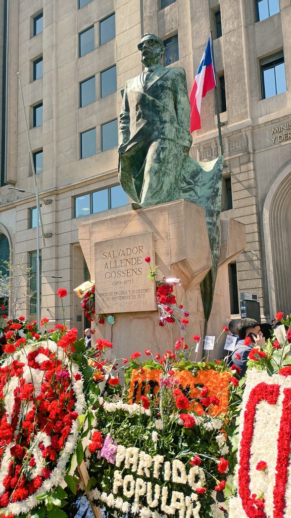 Nunca tu pueblo te olvidará ,Allende vivirá por siempre .