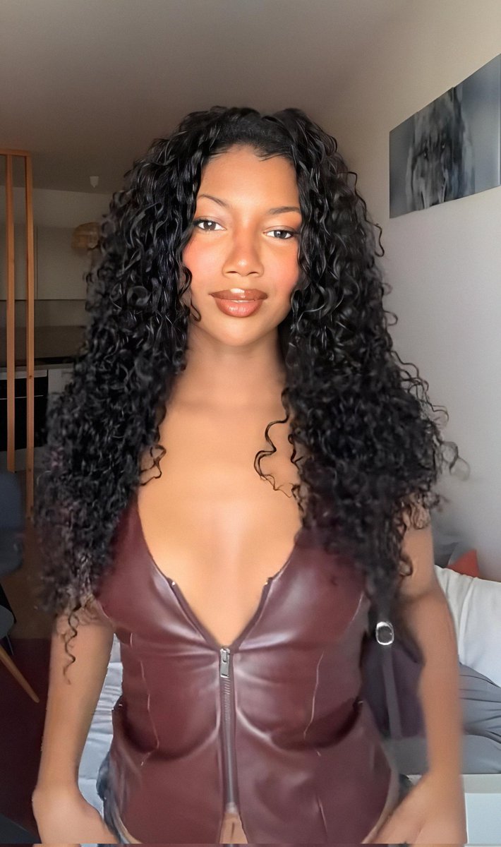 Snap: Anita.act 
Comment dire.. les mots ne suffisent plus 
Juste contempler  sa beauté face card