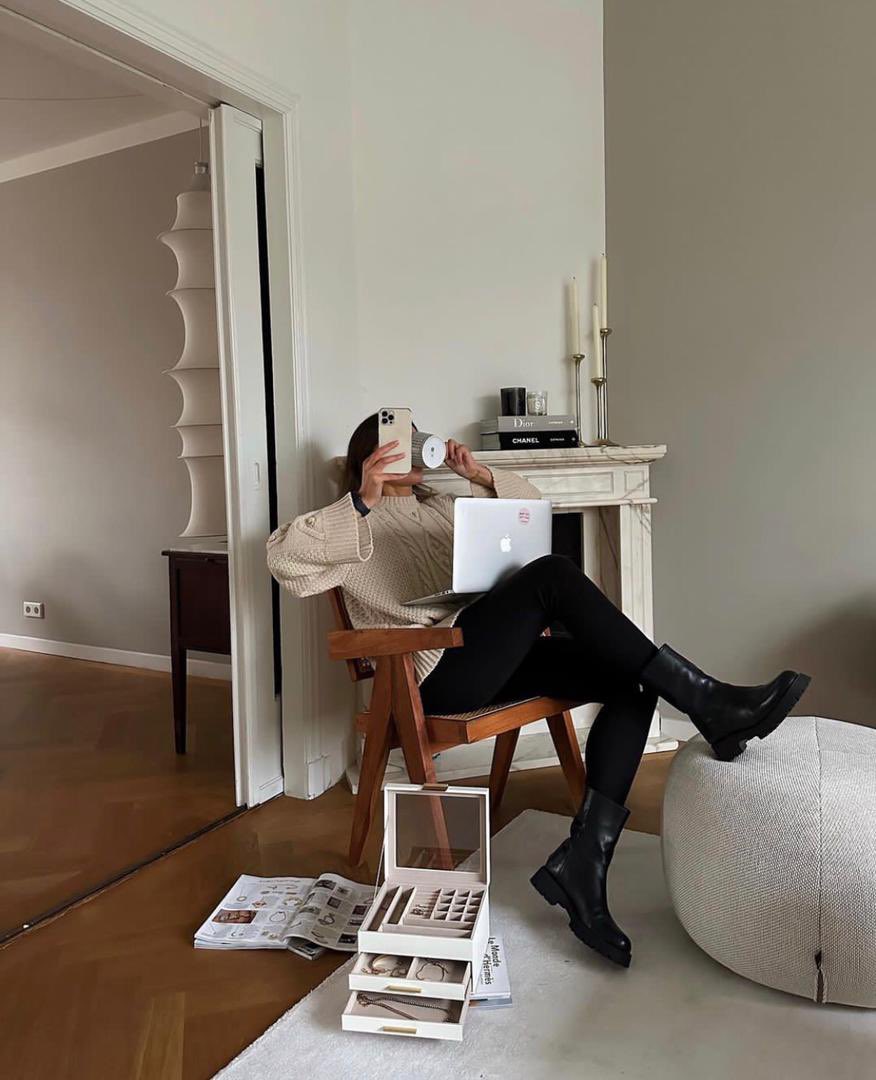 kathybradfrd's tweet image. l've ACQUAINED my space in the financial Today, we women, more than ever, are showing that we belong in this universe, conquering our space and proving that we are as capable as anyone. But the journey wasn't easy. I had to prove my competence in a male-dominated environment..