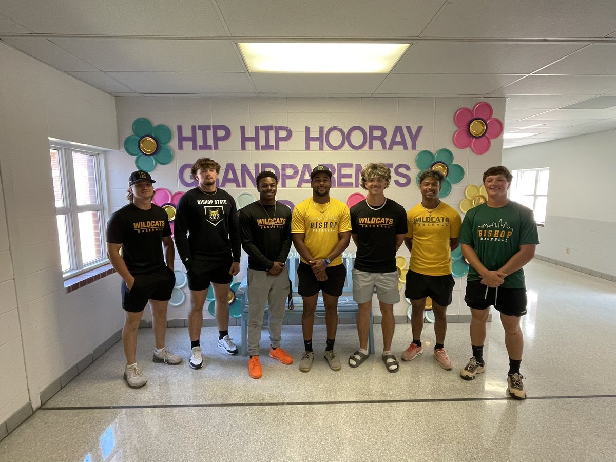 Baseball_bscc's tweet image. The guys assisted with grandparents day @ORourkeES this morning 🙌 #Bishopstatement 

“A life is not important except in the impact it has
on other lives.”
Jackie Robinson