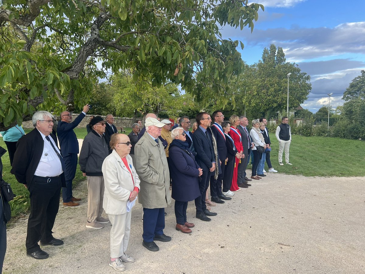 VilledeTalant's tweet photo. 🇫🇷 81 ans après la Libération de Talant, nous honorons la mémoire des 17 combattants tombés en héros. Talant n’oublie pas. 🙏 #DevoirDeMémoire https://t.co/DXLpVz2Odc