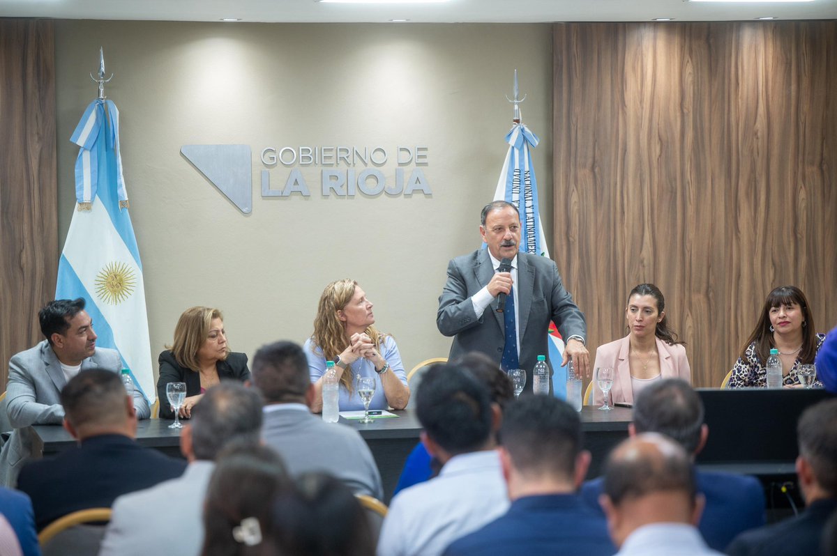 QuintelaRicardo's tweet photo. Creemos en un desarrollo profundamente federal, por eso seguimos trabajando con cada Municipio.

Renovamos los convenios del Plan Angelelli para garantizar la continuidad de las obras en cada Departamento, y lanzamos nuevas acciones de la Dimensión Socio Comunitaria, con proyectos pensados para generar empleo, acompañar el autoempleo, promover la formación en oficios y recuperar espacios públicos para el disfrute de todos los riojanos y las riojanas.

También presentamos el portal web del Plan, una herramienta para visibilizar todo lo que se viene haciendo y seguir construyendo una provincia más justa e integrada, con oportunidades para cada riojano y riojana.

👉🏽 https://t.co/DISnq3St8h