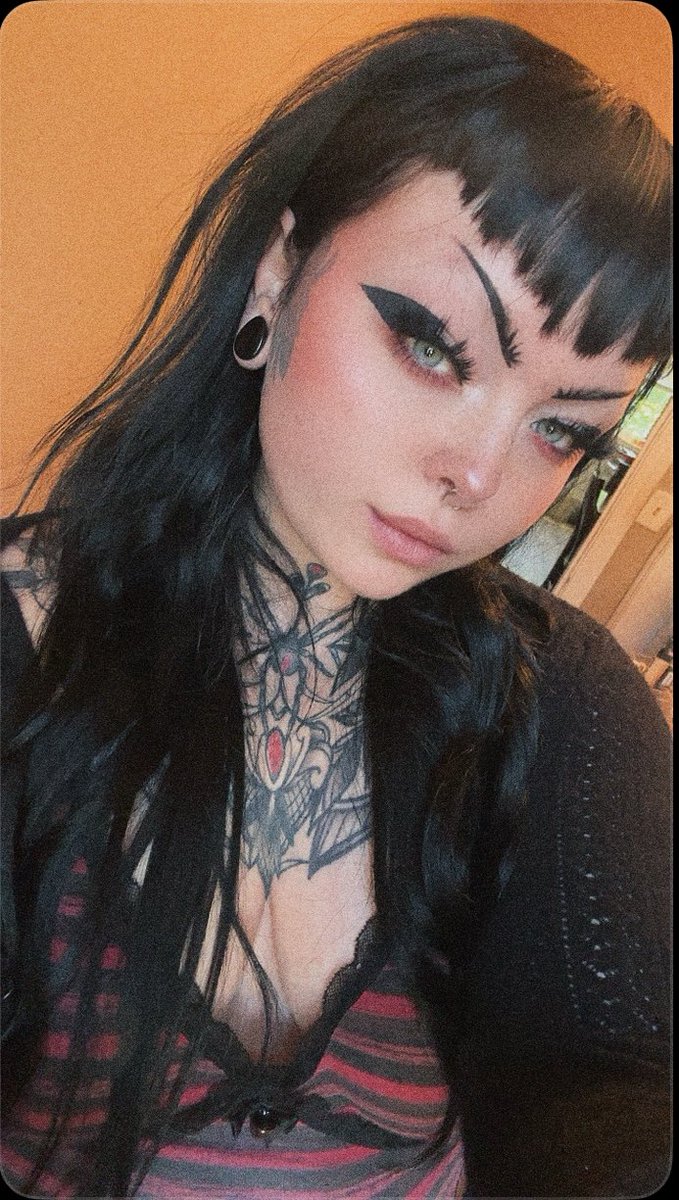 dark_reaghan's tweet photo. Only gonna be live for an hour until I get off work 
https://t.co/TN2wLhMbhO https://t.co/zMKg9eJLq2