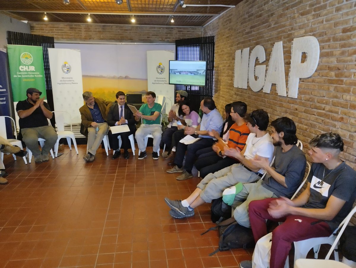 En el stand del MGAP en #ExpoPrado2025 👉 se realiza la primera reunión 2025 de la Comisión Honoraria de las Juventudes Rurales (CHJR).

La integran instituciones públicas (MGAP-DGDR, INC, <a href="/inju_uy/">INJU Uruguay</a>, <a href="/oppuruguay/">OPP Uruguay</a>, <a href="/ANEP_Uruguay/">ANEP</a>, DGEIP) y organizaciones juveniles rurales. 🌱👩‍🌾👨‍🌾