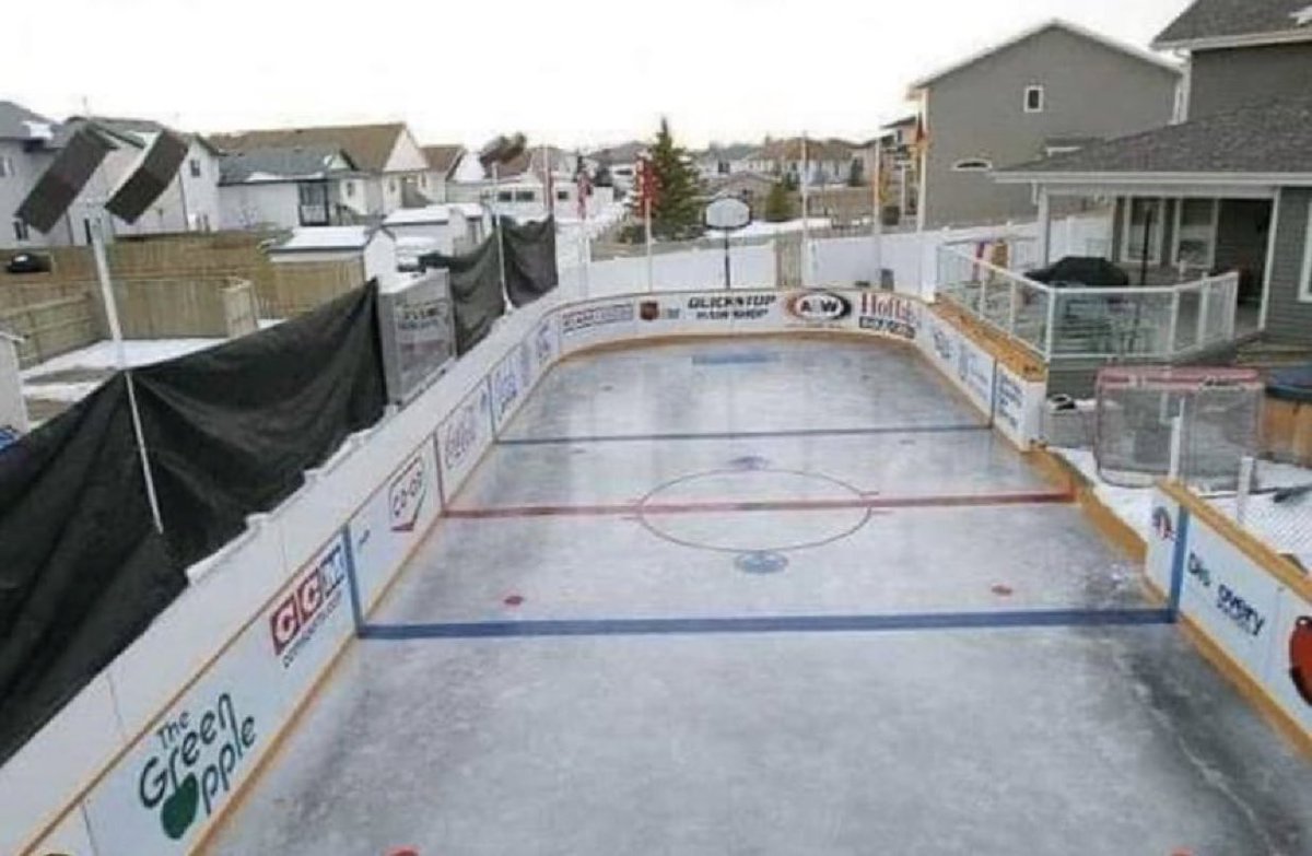 These two houses in Red Deer Alberta join backyards every winter to build a hockey rink for their kids. There’s a terraced viewing deck, a hot tub and grill 🥅🏒🇨🇦
