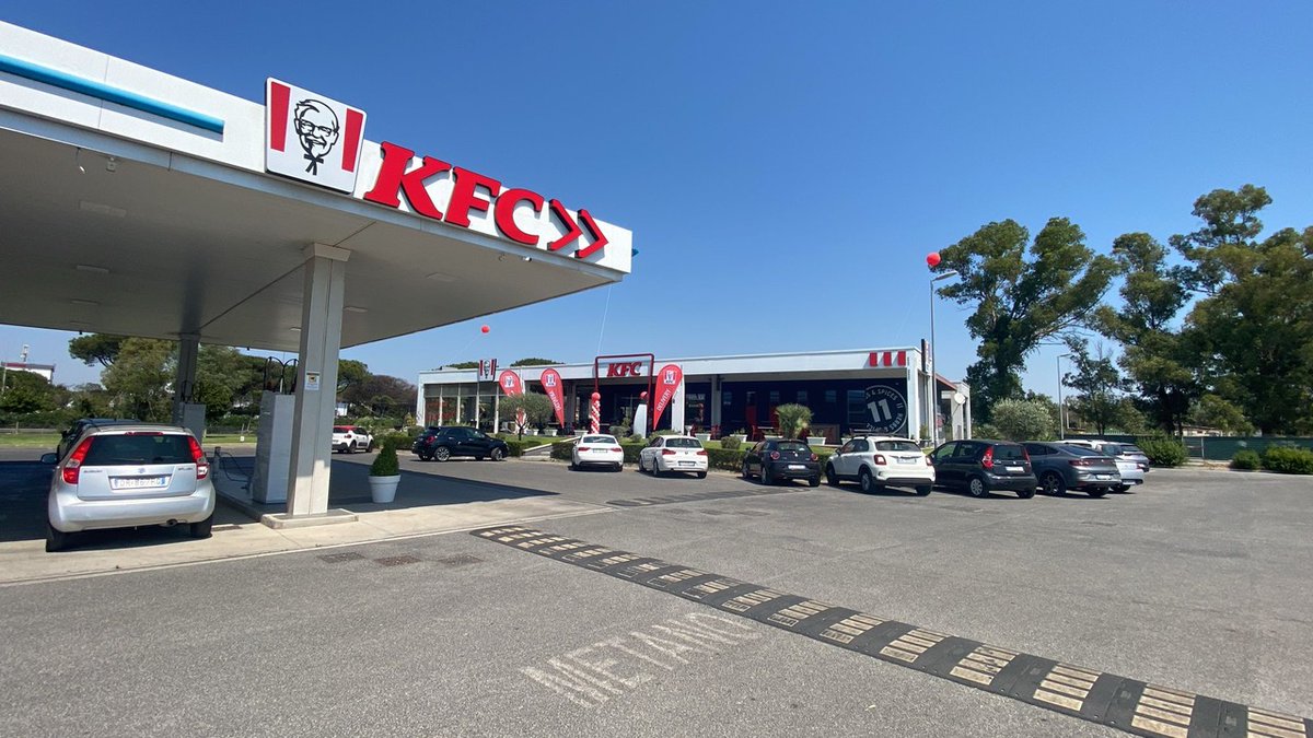 ristorando.eu/2025/09/kfc-ac…
<a href="/kfc/">KFC</a> Italia raggiunge 132 ristoranti con investimenti da 35 milioni nel 2025. #Roma epicentro strategico con quasi 20 punti vendita. Espansione verso periferie e centri commerciali minori. Programma loyalty #KFC Rewards per fidelizzazione clienti.