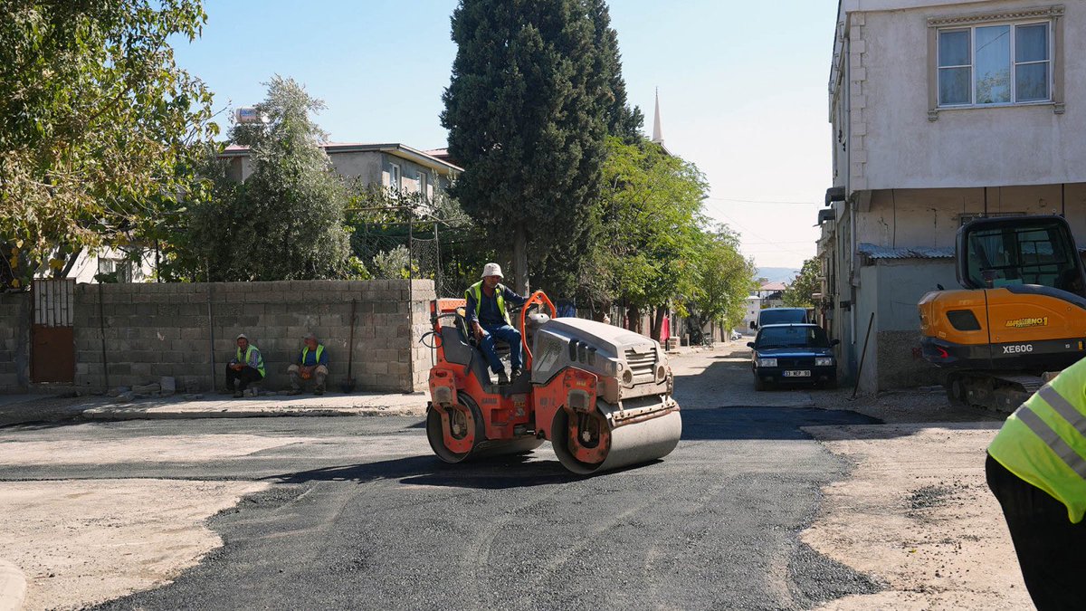 buyuksehirkm's tweet photo. KASKİ, şehrin dört bir yanında eş zamanlı sürdürülen altyapı yenileme çalışmalarının ardından, bozulan yol zeminlerini de özenle yenilemeye devam ediyor.

📍 Dulkadiroğlu | Yavuz Selim Mahallesi https://t.co/8TigZaeMJN