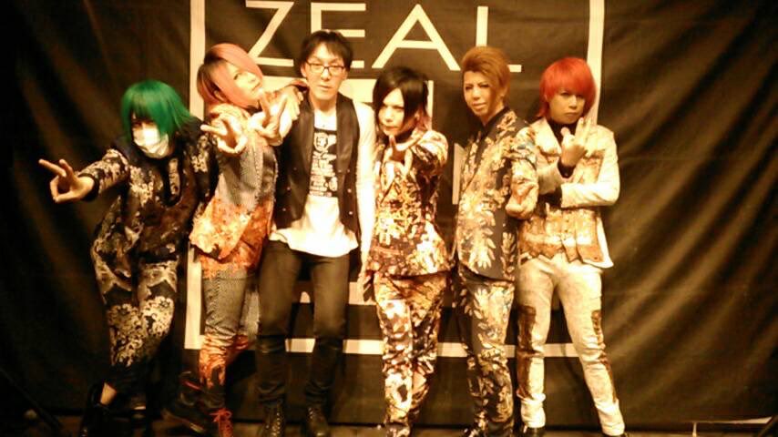 dir_kaito's tweet photo. 己龍さん、復活しないかなぁ✨‼️真ん中に灰都さんていう貴重��写真✨
俺からリクエストしたらみなさんピースしてくれた✌️ https://t.co/uDQSR2kiNe