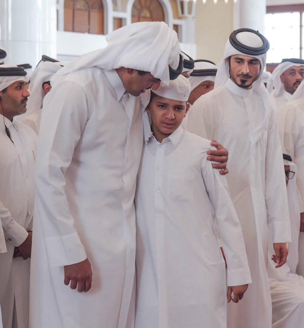 الموقف أبلغ من الكلام. يعجز اللسان عن التعبير. #تميم_المجد يشارك شعبه في الأفراح والأتراح. حفظ الله #قطر قيادة وشعباً. 

نسأل الله أن يتقبله قبولاً حسناً ويجعله من أهل الجنة. #بدر_سعد_الدوسري