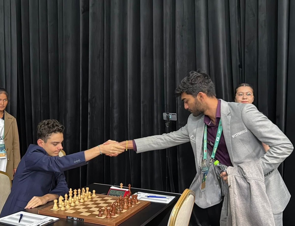 Milli satranççımız Büyükusta Ediz Gürel, Özbekistan’daki FIDE Grand Swiss’te Dünya Satranç Şampiyonu Dommaraju Gukesh’i mağlup ederek unvanını koruyan şampiyonu yenen ilk Türk oldu. Tebrik ederiz!
#CHPSporKurulu