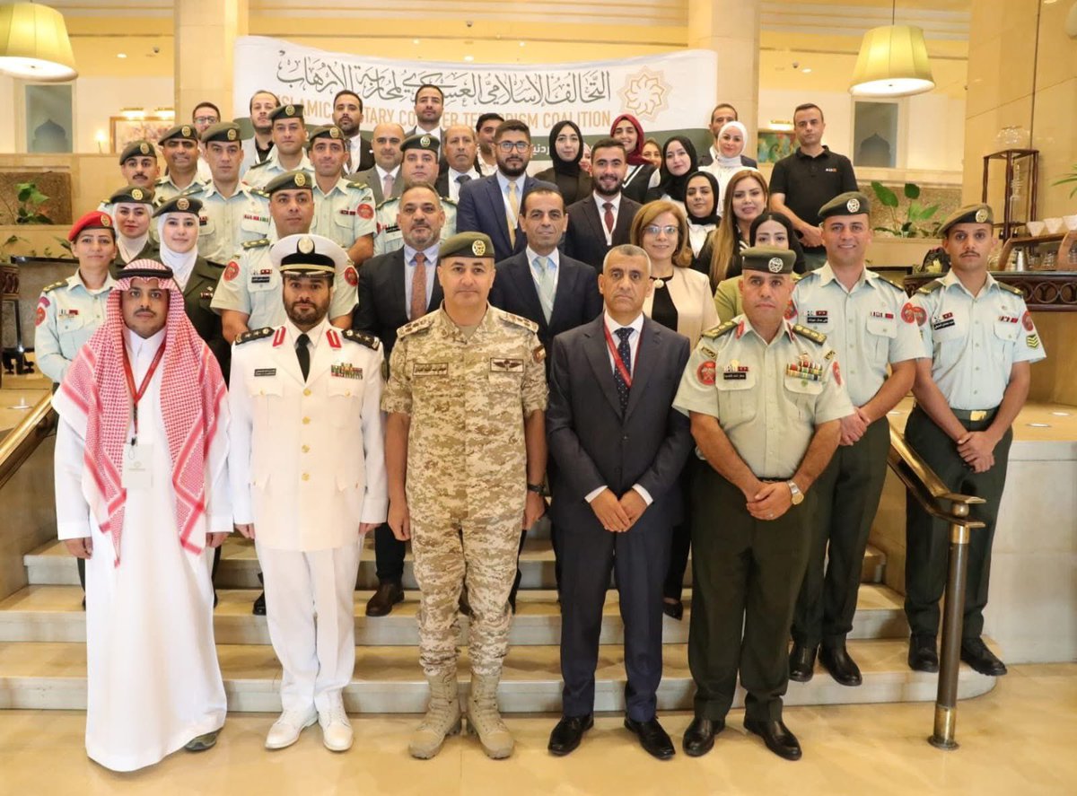 في ختام ورشة العمل التي نظمها التحالف الإسلامي العسكري لمحاربة الإرهاب  
بعنوان:
“دور الإعلام التقليدي والحديث في نشر الوعي المجتمعي لمحاربة الإرهاب والوقاية منه”،

صورة ختامية مع مدير الإعلام العسكري العميد الركن مصطفى الحياري 

#التحالف_الإسلامي_العسكري #الأردن #السعودية