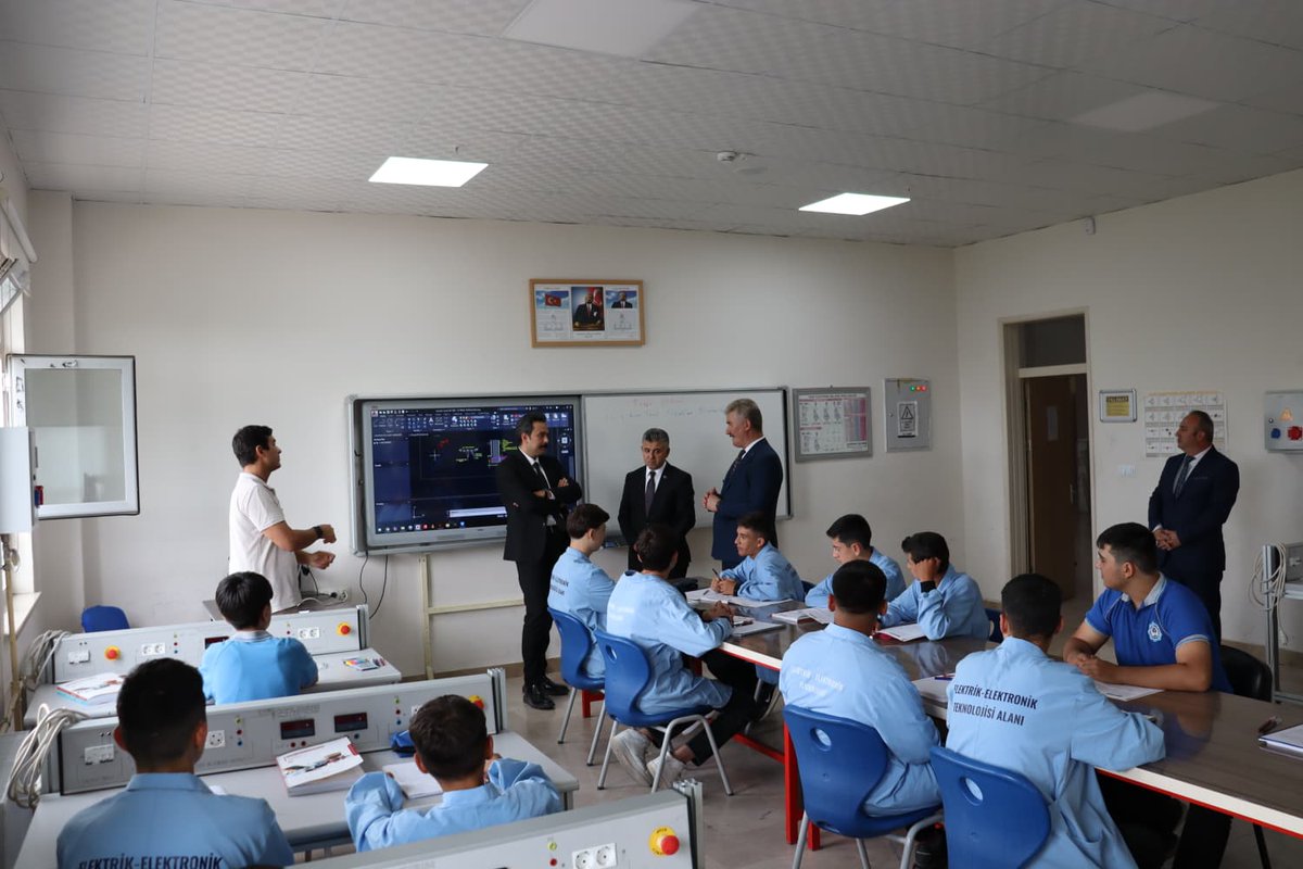 Kaymakamımız Sn. Zekeriya Murat ŞAHAN, İlçe Milli Eğitim Müdürümüz Sn. Ekrem YURT ile birlikte Ahmet Turgay İmamgiller Mesleki ve Teknik Anadolu Lisesi'ni ziyaret etti.
Öğretmenler ile bir araya gelen Kaymakamımız, yapılan çalışmalar hakkında bilgi alarak incelemelerde bulundu.