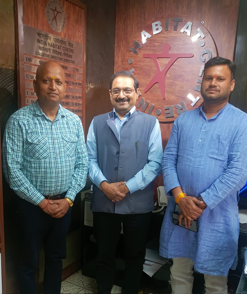 आज प्रोफेसर (डॉ.) <a href="/kg_suresh/">Prof (Dr) K G Suresh</a> (निदेशक, इंडिया हैबिटेट सेंटर) जी सर से मेरे परम मित्र एंव भाई सहायक प्रोफेसर डॉ. <a href="/NeerajKaranSing/">Neeraj Karan Singh</a> जी की सहायता से मिलना हो पाया। उनसे मिलना एक सुखद अनुभव रहा।  🙏🙏🚩🚩