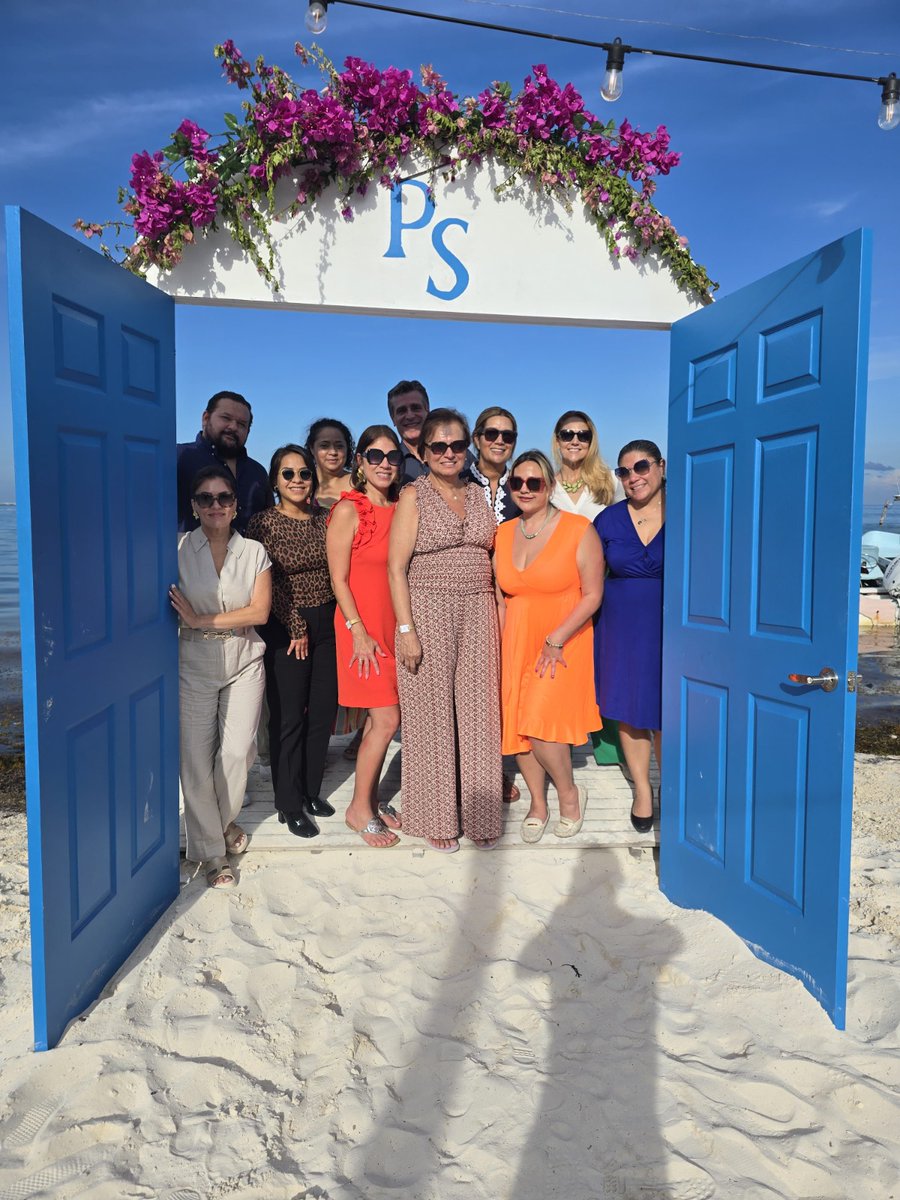 RTurismoMx's tweet photo. PRESENTAN PRICETRAVEL HOLDING Y VISIT ORLANDO SU OFERTA PARA EL SEGUNDO SEMESTRE DE 2025

PriceTravel Holding abrió las puertas de sus oficinas ubicadas en Cancún para recibir a Visit Orlando y a un grupo de miembros estratégicos que, en conjunto, compartieron con más de 120 agentes de viajes del call center lo más destacado de la oferta turística de Orlando para el segundo semestre del año.

Durante la jornada, Patrick Yvars y Lorena Pereda de Visit Orlando presentaron la visión y estrategia de promoción del destino, reforzando la importancia de Orlando como uno de los lugares más atractivos para el mercado mexicano y latinoamericano.

Este encuentro también contó con la participación de representantes de Magic Village Vacation Homes, Rosen Hotels & Resorts, Merlin Entertainments, Kennedy Space Center, MCA Transportation, Marriott Village Orlando, Go City y The Grove Resort & Water Park, quienes acompañaron la presentación y fortalecieron el acercamiento con los agentes de viajes.

"En PriceTravel Holding tenemos un fuerte enfoque en la capacitación, ya que estas iniciativas no solo fortalecen el conocimiento de nuestros agentes de viajes, sino que también son clave para impulsar la promoción de los destinos.

Agradecemos especialmente a Visit Orlando por su visita y el trabajo conjunto, que nos permite movilizar a miles de pasajeros al año.

Orlando se mantiene dentro de nuestro top 3 de destinos internacionales, y gracias a estas acciones, nuestros agentes pueden ofrecer un servicio más especializado, incrementar sus ventas y acercar a los clientes experiencias memorables en uno de los destinos más icónicos de Estados Unidos", mencionó Celida Puente, Gerente de Marketing de PriceTravel Holding.

#MasInformacion ⬇️
https://t.co/4L55tcDpuw

#RevistaTurismo @PriceTravel @celidapuente  @SuperYadd  @VisitOrlando