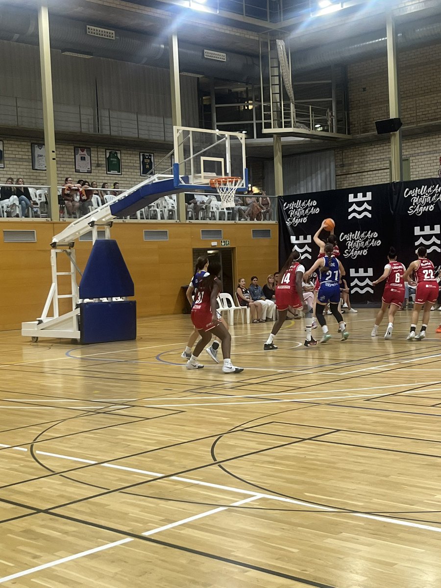 Cesc_Riera's tweet image. Que xulo veure a la Ariela Goudji jugant amb l’equip professional de l’@unigirona. Encara que sigui pretemporada. Formada al @cbsalt, que no s’oblidi ehhhh… 👏🏼👏🏼