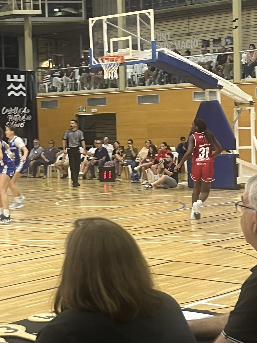 Cesc_Riera's tweet image. Que xulo veure a la Ariela Goudji jugant amb l’equip professional de l’@unigirona. Encara que sigui pretemporada. Formada al @cbsalt, que no s’oblidi ehhhh… 👏🏼👏🏼